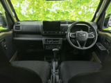 運転席からの視界は広く、運転操作もスムーズに行えます。シンプルで機能的なデザインが、快適なドライブを支援します。