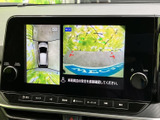 リバース時の安全確認をサポート。後方からの車両や障害物を素早く把握でき、安全な駐車を支援します。狭い場所でも安心です。