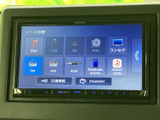 多様なメディアに対応し、車内でのエンターテイメントを充実させてくれます。お好みの音楽を楽しみましょう。