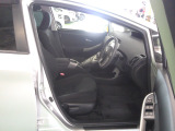 すわり心地の良い運転席・助手席です。長時間のドライブの疲れ軽減に貢献します。どうぞ快適なドライブを。