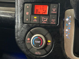 【オートエアコン】一度お好みの温度に設定すれば、車内の温度を検知し風量や温度を自動で調整。暑い&hellip;寒い&hellip;と何度もスイッチ操作をする必要はありません。快適な車内空間には必須の機能ですね♪