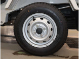 純正ホイール。タイヤサイズは 145/R12 です。