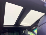【調光パノラマルーフ】車内の解放感が一気に上がる大型パノラマルーフに調光機能がプラス!日差しが強い時、シェードを閉めなくてもガラスの透明度を調整することで心地よい明るさに♪