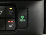 ECONモードをONにするとアクセルペダルの動きに対するエンジンの反応とエアコンの制御を切り換えることで、燃費のいい運転をするドライバーがペダルを踏んだ時と同じようにエンジンを制御します。