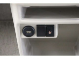 【シートヒーター】 寒い日はすぐにあたたかくなるシートヒーターは重宝します。暖房を控えめにすることで燃費の向上にもなります。車内の空気が汚れたり乾燥したりする心配も減ります。(運転席のみ)