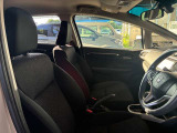 運転席の画像です。足元やシートまわりに余裕があり、リラックスした姿勢で運転が可能です。視界も良好で操作系へのアクセスもしやすく、快適で安心感のあるドライブをサポートします。