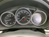 視認性の高いメーター類で、運転に必要な情報を的確に把握できます。落ち着いたデザインが、運転に集中できる空間を演出します。
