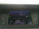 シンプルで見やすいデザインのメーターパネルです。車の情報が表示される大事な場所だからこそ見やすさが大切ですね。