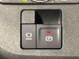指先だけで簡単に操作が可能な電動パーキングブレーキを採用。「HOLD」スイッチを押すと、渋滞や信号待ちなどでブレーキペダルから足を離しても、ブレーキを保持するので安心です