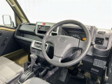運転席まわりです。 各操作スイッチは使いやすい位置に配置されてます。