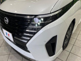【LEDヘッドライト】悪天候や夜間走行時も良好な視界を確保し安心して運転できる高輝度LEDヘッドライトを装備!点灯速度が早く、消費電力も抑えられています。