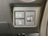 ハンドルの右側にはヘットライトリベライザーとHondaセンシング用のメインスイッチがついています。ヘッドライトリベライザーは道路状況や積荷の加重に応じてライトの高さを調節できます。