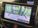 【バックカメラ】駐車時に後方がリアルタイム映像で確認できます。大型商業施設や立体駐車場での駐車時や、夜間のバック時に大活躍!運転スキルに関わらず、今や必須となった装備のひとつです!