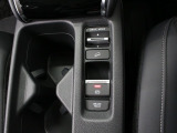 【電子パーキングブレーキ】電子制御のパーキングブレーキと、信号待ちや渋滞に便利なオートブレーキホールドを装備しております。ブレーキペダルから足を離しても自動的に停車状態を保持してくれる便利な機能です