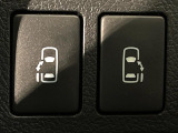 【両側パワースライドドア】スマートキーや運転席のスイッチで後席両側スライドドアの開閉が可能♪電動だから力を入れてドアを開ける必要が無く、小さなお子様でも簡単に開け閉めでき快適です♪