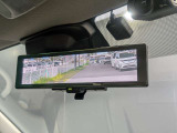 インテリジェントルームミラー搭載で、車の後方に設置されたカメラ映像を映し出してシートバックやヘッドレスト、同乗者に視界が遮られることがなく視認性が非常に良いです