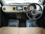 運転にかかわる様々な操作を安全に行えるように視点移動が少なく、操作性に配慮されたスイッチ類が凝縮されたコクピットです。