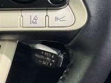 クルーズコントロール機能が付いています。 速度を設定するとアクセルを踏まなくても一定の速度で走ることができます。  高速道路ではとても便利な装置なんです。