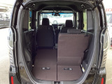 後席は分割可倒式で、用途に合わせてアレンジ可能。荷物の量や乗車人数に応じて柔軟に使える便利なシートです。