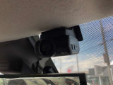 ◆ドライブレコーダー(フロント+車室内)◆車室内カメラによる車内および車側面の撮影記録が駐車時の安心を高めるとともに、走行中の幅寄せ対策や後方撮影にも対応しています。