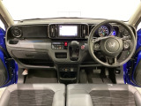 車内は光触媒抗菌消臭施工済です。スタイリッシュなデザインでスポーティなインパネ周りを演出します。グローブボックスやカップホルダーのほかにトレーなどたくさんの収納スペースが付いています。