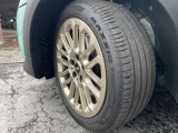 タイヤサイズは215/45R17です
