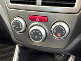 【オートエアコン】一度お好みの温度に設定すれば、車内の温度を検知し風量や温度を自動で調整。暑い&hellip;寒い&hellip;と何度もスイッチ操作をする必要はありません。快適な車内空間には必須の機能ですね♪
