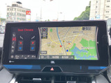 高精細な地図表示で、目的地までの道案内をスムーズに。初めての場所でも安心して運転できます。