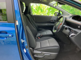 広々とした室内空間が魅力。運転席からの視界も広く、運転操作も快適に行えます。上質な素材が、心地よい空間を演出します。
