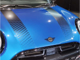 愛され続けるMINIのオリジナリティを最大限に生かしながら、ダイナミックなシルエットとトレードマークの楕円形ヘッドライトが華々しい印象を与えます!