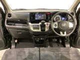 車内は光触媒抗菌消臭施工済です。スタイリッシュなデザインでスポーティなインパネ周りを演出します。グローブボックスやカップホルダーのほかにトレーなどたくさんの収納スペースが付いています。
