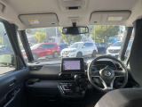 視界広々で運転しやすいインパネ