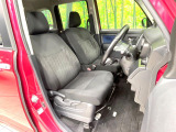 運転席まわりには十分なスペースがあり、大柄な方でもゆったり運転していただける環境です。