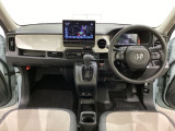 車内は光触媒抗菌消臭施工済です。インパネ周りはスタイリッシュなデザインで機能や装備も充実しています。グローブボックスやカップホルダーのほかにトレーなどたくさんの収納スペースが付いています。