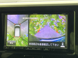 クリアなディスプレイで、お気に入りの音楽やラジオを楽しめます。各種メディアに対応し、快適な車内空間を演出。音量調整も簡単に行えます。