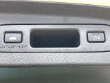 【パワーバックドア】スマートキーや運転席のボタンを押すだけでリアゲートが自動で開閉します!荷物を持っている時や、高い位置にあるバックドアを閉める際に便利な機能です♪