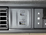 エアコン操作パネルの左側に、スマートフォンなどの充電可能なUSB端子と、音源などの外部入力の可能なUSB端子がついています。移動中に充電もできるので便利です。