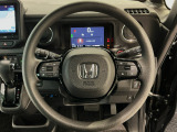 運転にかかわる様々な操作を安全に行えるように視点移動が少なく操作性に配慮されたスイッチ類が凝縮されたコクピットです。