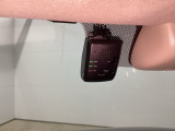 ドライブレコーダーを装備しており、走行中の映像をしっかり記録します。万が一の際の状況確認に役立つ安心装備です。
