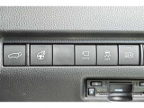 パワーバックドアです。手に荷物があって塞がっていてもスイッチで開閉できるので便利ですよ。