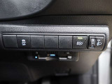 【オートマチックハイビーム】対向車のヘッドランプなどの周囲の明るさをカメラで検知し、ハイビームとロービームを自動で切り替えることによって、最適な夜間視界の確保と夜間歩行者の早期発見にも寄与。