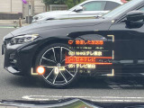 人気のヘッドアップディスプレイ!現在の車速、ナビゲーション・システムによるルート案内の矢印表示、チェック・コントロール、前車接近警告など、さまざまな情報をドライバーの視界内に直接表示いたします!