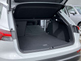 開口部が低く設定されているので、荷物の積み下ろしがスムーズに行えます。更に分割可倒式リアシートの採用でシートのバックレストを倒すと、大きく長い荷物も積み込めます。