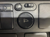 【電動格納ミラー】運転席のスイッチで、ドアミラーの開閉や角度の調整ができます。