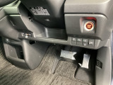 左側に高速で便利なETCがあり、横滑りを防ぐVSAなどのスイッチは、運転席の右側、手の届きやすい位置にあります。