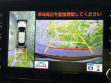 後方確認モニターは、駐車時の安全性を高め、狭い場所でもガイドライン表示によりスムーズな車庫入れをサポートします。