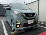 LEDヘッドライトはハロゲンランプの約2倍の光量で明るく遠くを照らし、夜間走行時の視認性を高めます。さらに長寿命や省電力、スタイリッシュな印象も際立たせます。