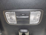 運転席の上に照明があります