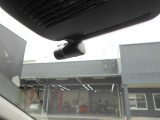 コンパクトなドライブレコーダーです。万が一の瞬間も自動で録画しています。
