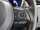 アダプティブクルーズコントロール機能付きです。走行中に先行車の様子を検知しながら、設定した車速の範囲内で先行車との距離のキープを支援します。詳細は販売店スタッフまでおたずねください。